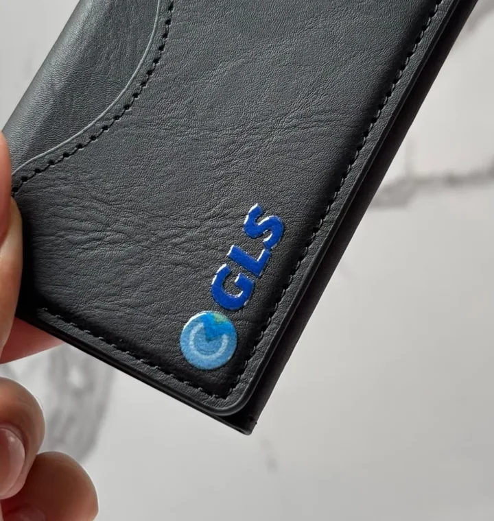 Cartera con logo impreso directo en UV a todo color