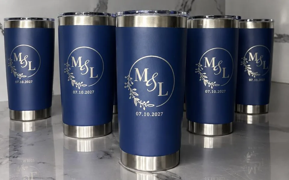 Termos azules con un monograma de boda (M&L y la fecha) grabado a láser en plata